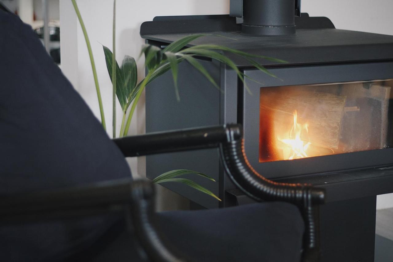 Hugo & Carters Backpackers & Motel Тауранга Екстер'єр фото A wood stove