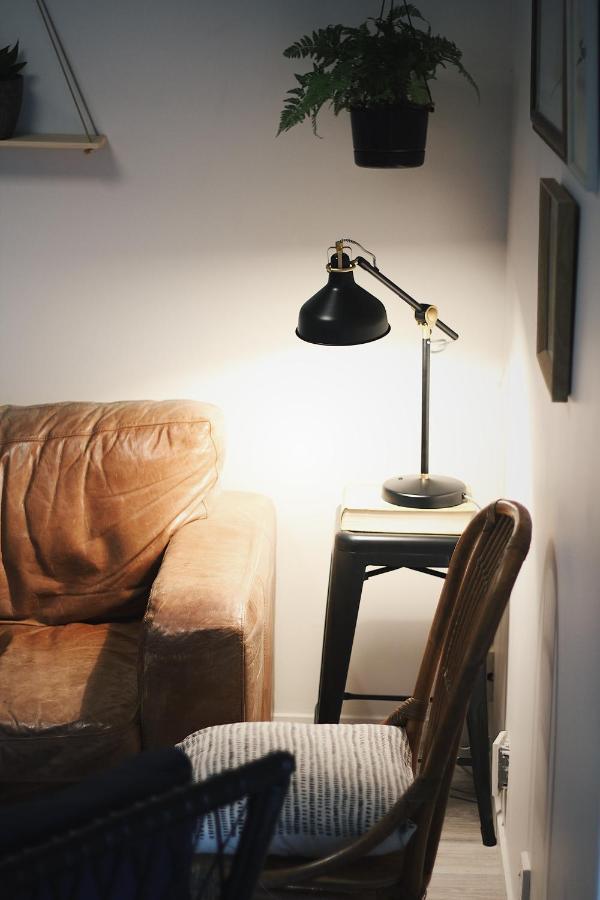 Hugo & Carters Backpackers & Motel Тауранга Екстер'єр фото A table lamp