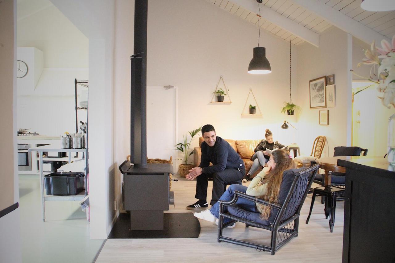 Hugo & Carters Backpackers & Motel Тауранга Екстер'єр фото A wood burning stove in a home