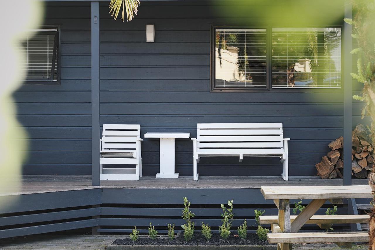 Hugo & Carters Backpackers & Motel Тауранга Екстер'єр фото A modern bench