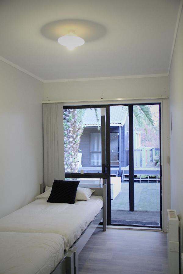 Hugo & Carters Backpackers & Motel Тауранга Екстер'єр фото A sliding door