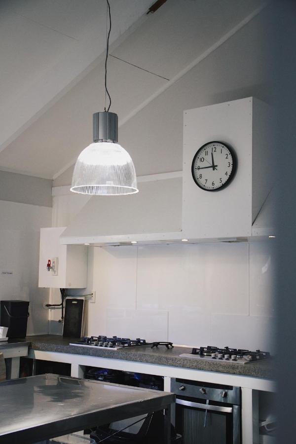 Hugo & Carters Backpackers & Motel Тауранга Екстер'єр фото A wall clock