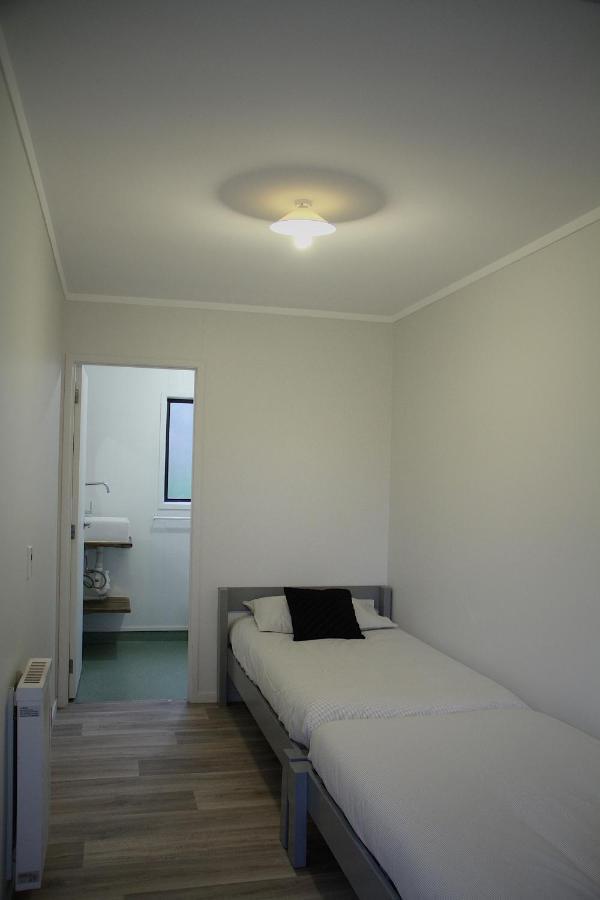 Hugo & Carters Backpackers & Motel Тауранга Екстер'єр фото A room at the motel