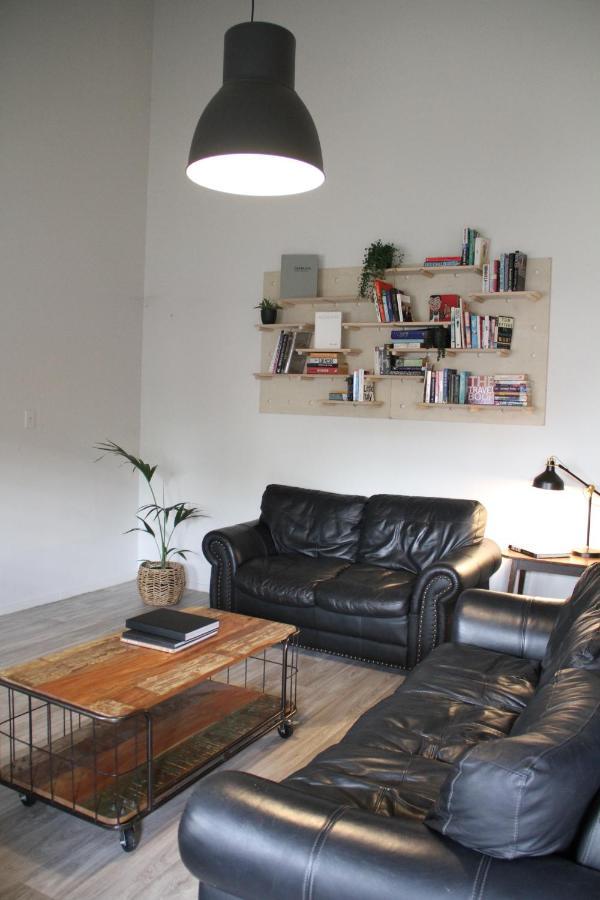 Hugo & Carters Backpackers & Motel Тауранга Екстер'єр фото A living room with a leather sofa