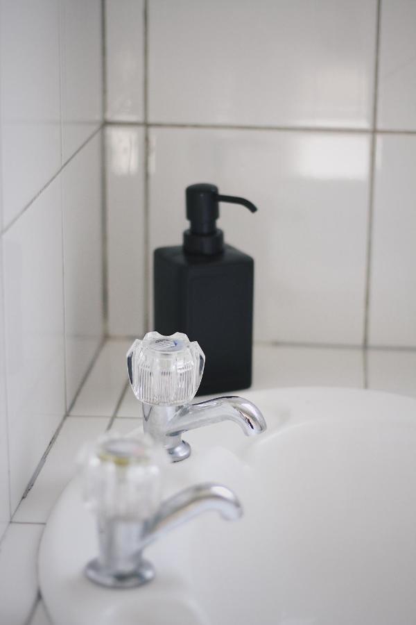 Hugo & Carters Backpackers & Motel Тауранга Екстер'єр фото A soap dispenser