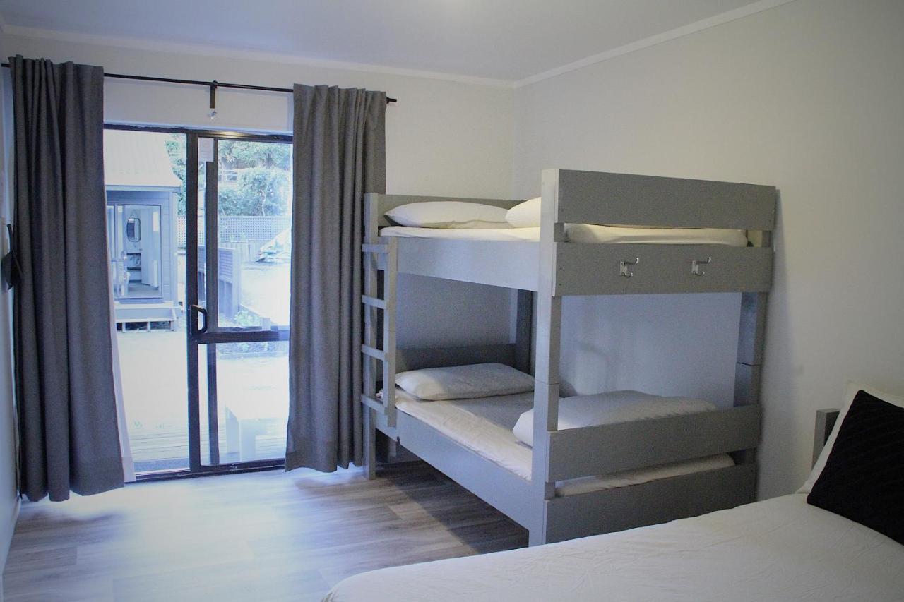 Hugo & Carters Backpackers & Motel Тауранга Екстер'єр фото A bunk bed in a hotel room