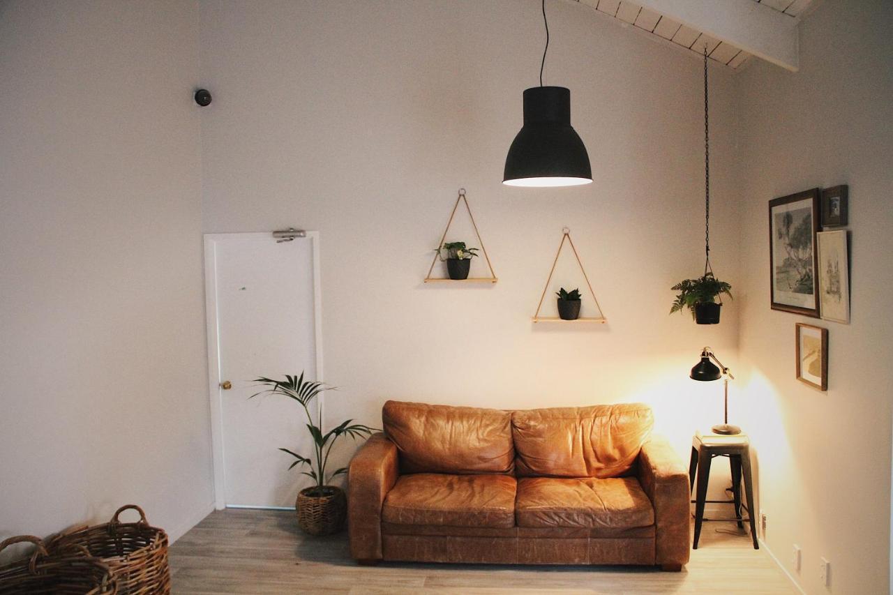Hugo & Carters Backpackers & Motel Тауранга Екстер'єр фото A living room with a leather sofa