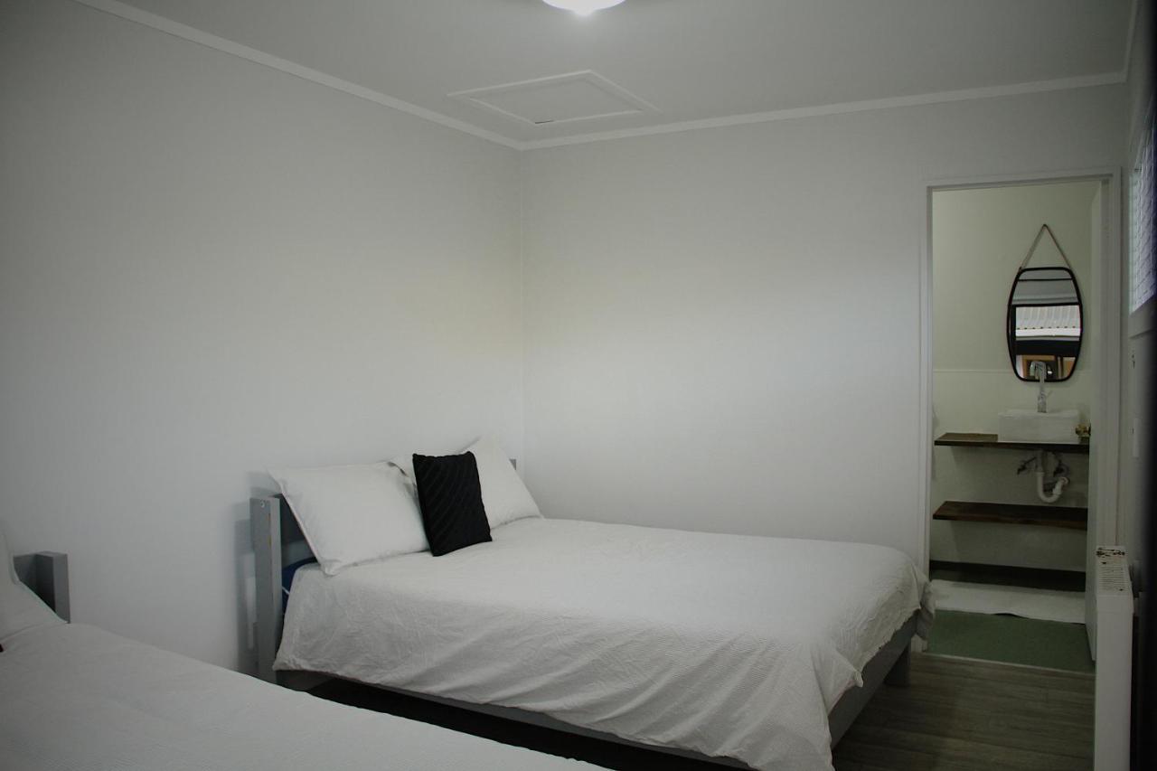 Hugo & Carters Backpackers & Motel Тауранга Екстер'єр фото A bedroom